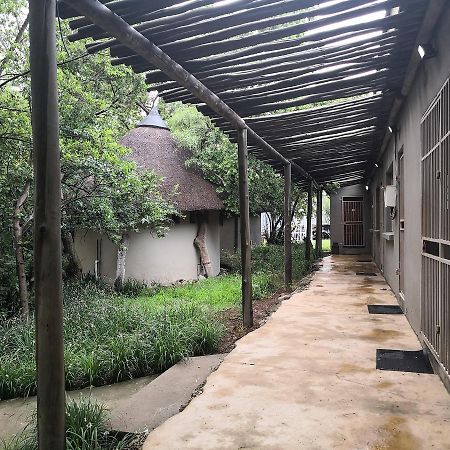 Touch Of Africa Lodge Lanseria Extérieur photo