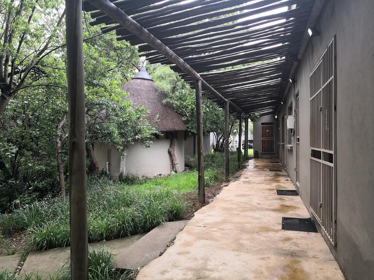 Touch Of Africa Lodge Lanseria Extérieur photo