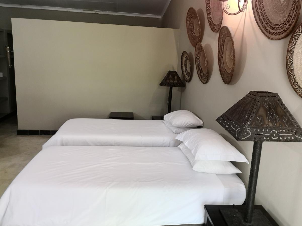 Touch Of Africa Lodge Lanseria Extérieur photo